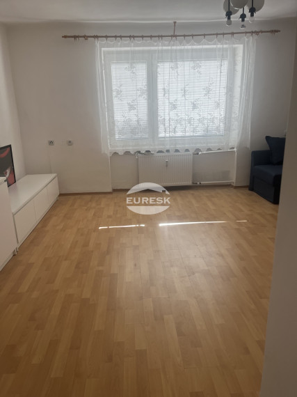 Prenájom priestranného 2-izbového bytu na Krátkej ulici v Humennom.