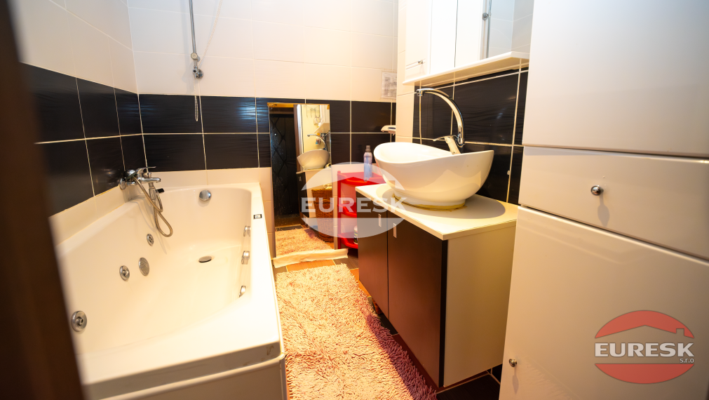 Na predaj 3-izbový byt v Humennom.