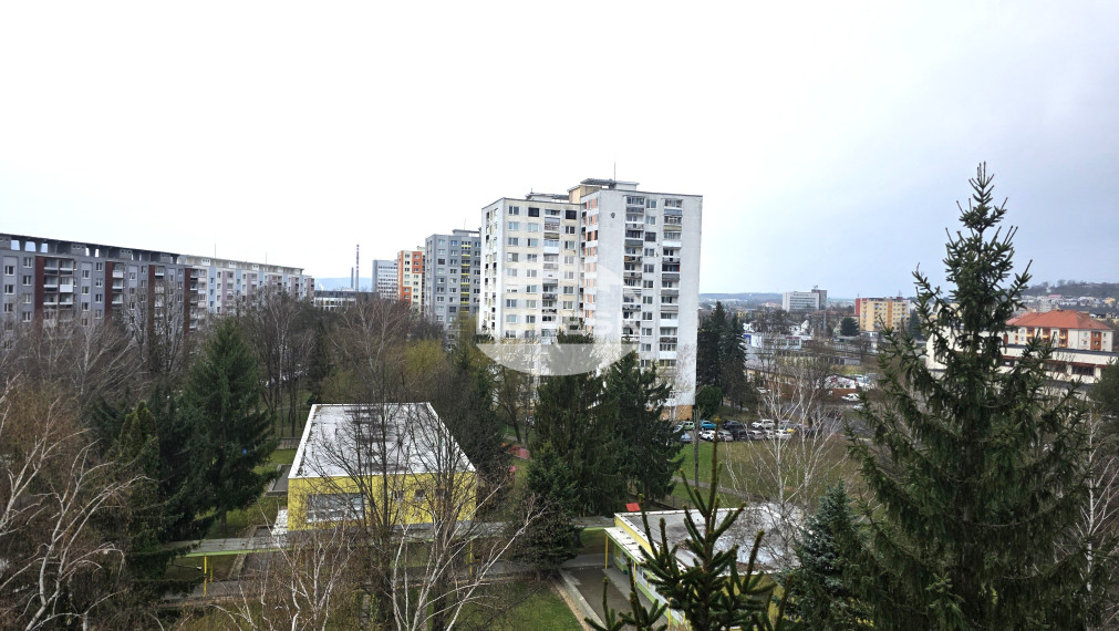 Na predaj: priestranný 4-izbový byt s dvomi lodžiami – ul. Třebíčska, Humenné