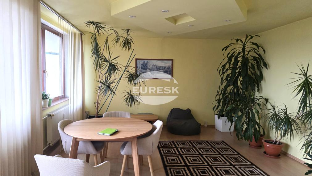 Na predaj: priestranný 4-izbový byt s dvomi lodžiami – ul. Třebíčska, Humenné