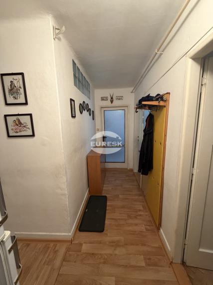 Veľkometrážny 2-izbový byt s balkónom v tehlovom dome – ideálny na modernú rekonštrukciu.