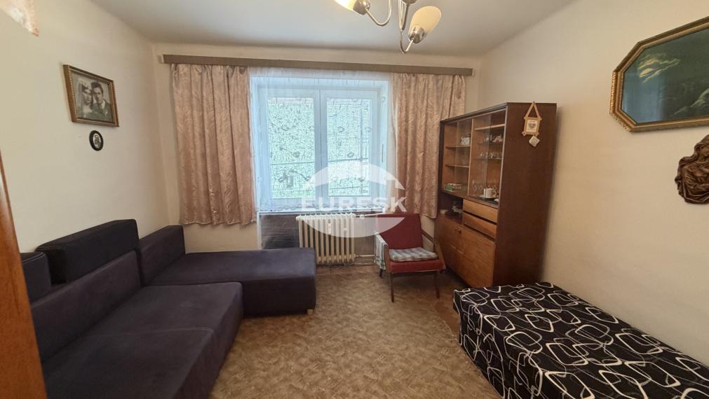 Veľkometrážny 2-izbový byt s balkónom v tehlovom dome – ideálny na modernú rekonštrukciu.