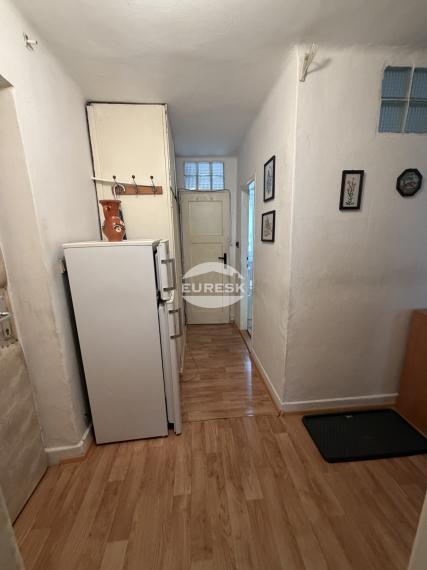 Veľkometrážny 2-izbový byt s balkónom v tehlovom dome – ideálny na modernú rekonštrukciu.