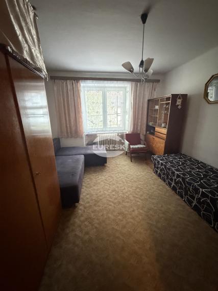 Veľkometrážny 2-izbový byt s balkónom v tehlovom dome – ideálny na modernú rekonštrukciu.