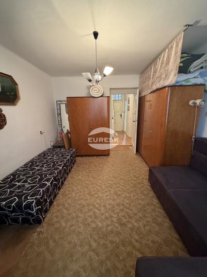 Veľkometrážny 2-izbový byt s balkónom v tehlovom dome – ideálny na modernú rekonštrukciu.