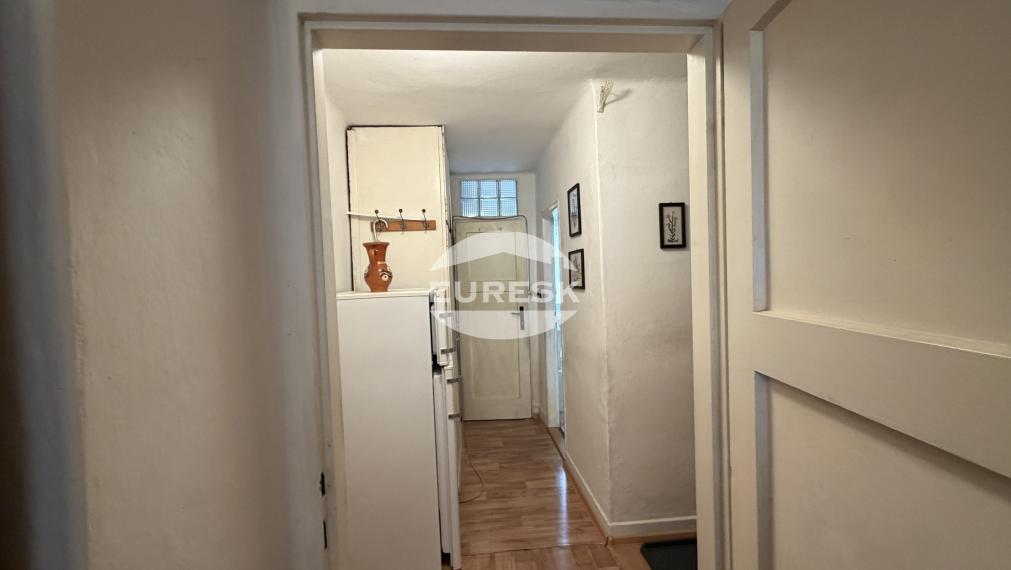 Veľkometrážny 2-izbový byt s balkónom v tehlovom dome – ideálny na modernú rekonštrukciu.