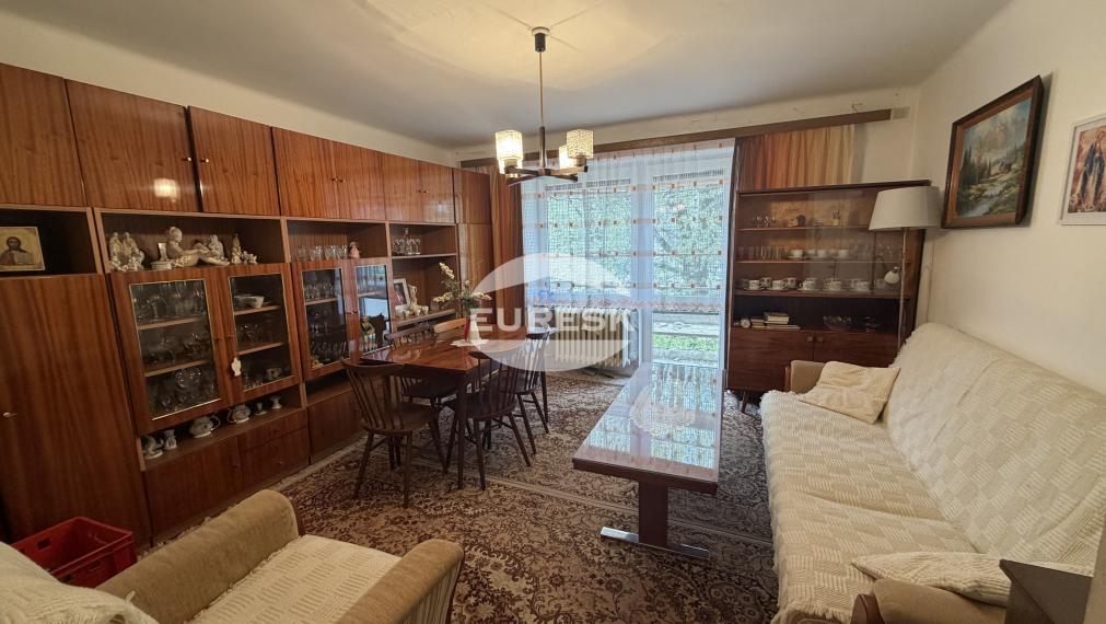 Veľkometrážny 2-izbový byt s balkónom v tehlovom dome – ideálny na modernú rekonštrukciu.