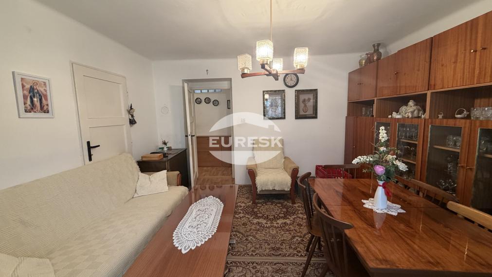 Veľkometrážny 2-izbový byt s balkónom v tehlovom dome – ideálny na modernú rekonštrukciu.