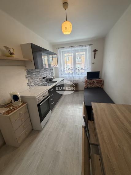 Veľkometrážny 2-izbový byt s balkónom v tehlovom dome – ideálny na modernú rekonštrukciu.