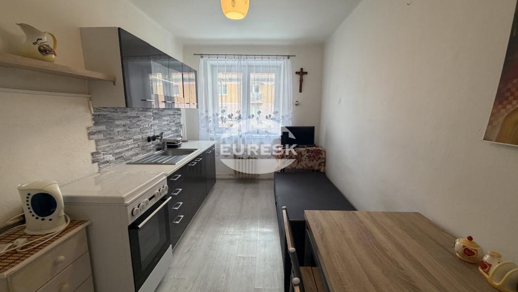 Veľkometrážny 2-izbový byt s balkónom v tehlovom dome – ideálny na modernú rekonštrukciu.