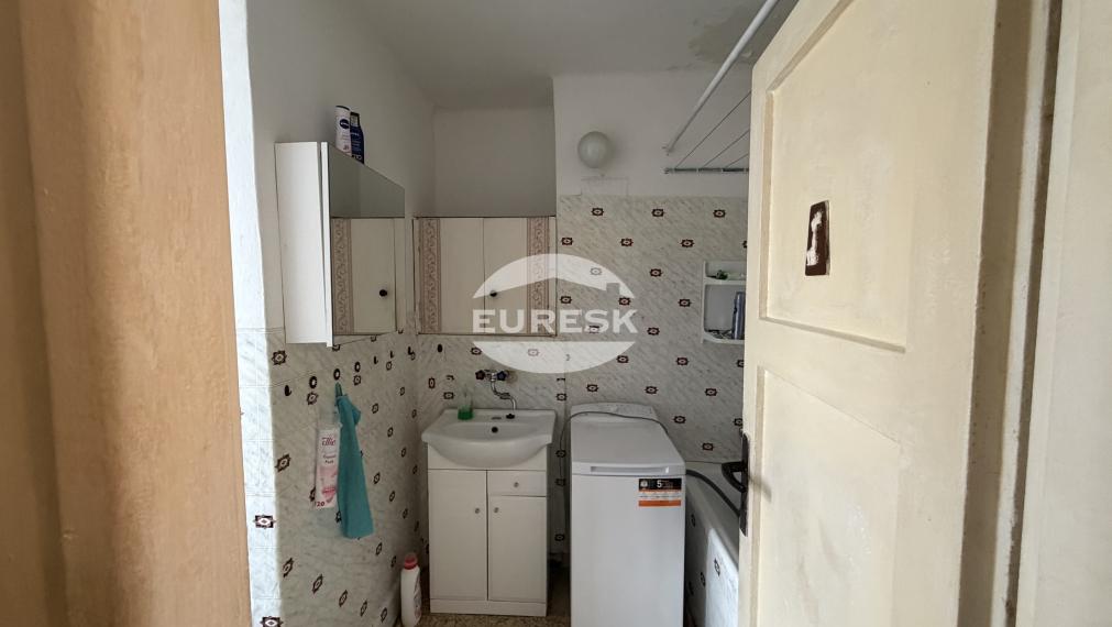 Veľkometrážny 2-izbový byt s balkónom v tehlovom dome – ideálny na modernú rekonštrukciu.