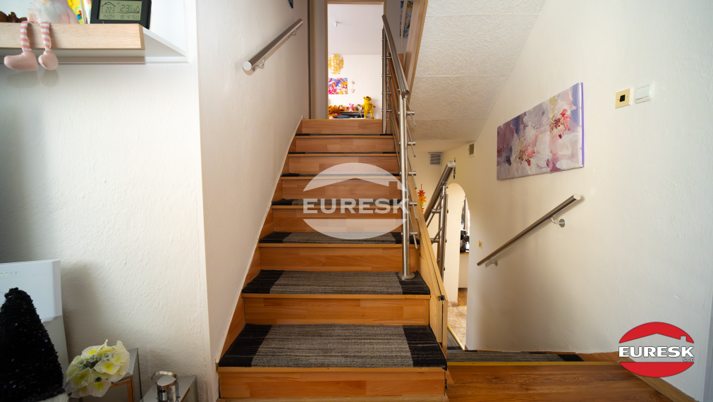 🏡✨ NOVŠÍ RODINNÝ DOM BEZ INVESTÍCIÍ – 1 170 m² POZEMOK, GARÁŽ, TERASA | DLHÉ NAD CIROCHOU ✨🏡