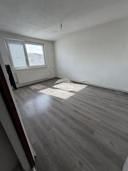 NA PREDAJ – 3-IZBOVÝ BYT PO REKONŠTRUKCII | KOŠAROVCE