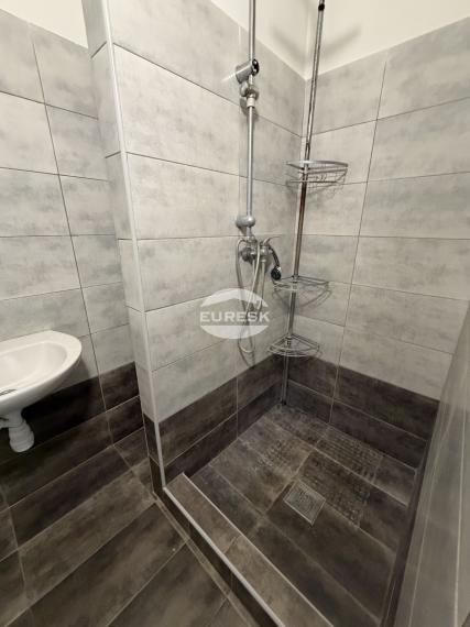 NA PREDAJ – 3-IZBOVÝ BYT PO REKONŠTRUKCII | KOŠAROVCE