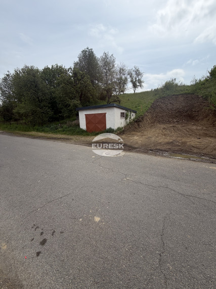Garáž na Valaškovskej ulici v Humennom – parkovanie, dielňa aj sklad.