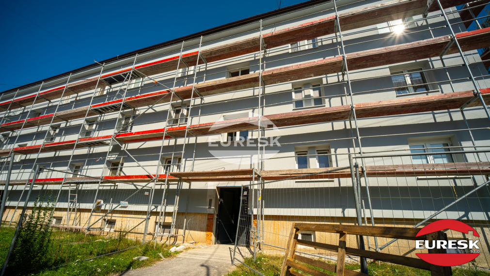 Veľkometrážny 2-izbový byt s balkónom v tehlovom dome – ideálny na modernú rekonštrukciu.