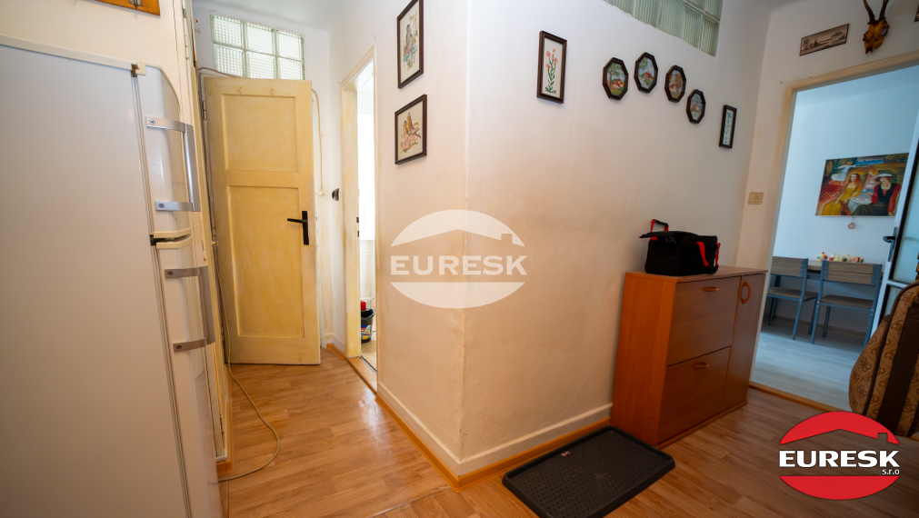 Veľkometrážny 2-izbový byt s balkónom v tehlovom dome – ideálny na modernú rekonštrukciu.