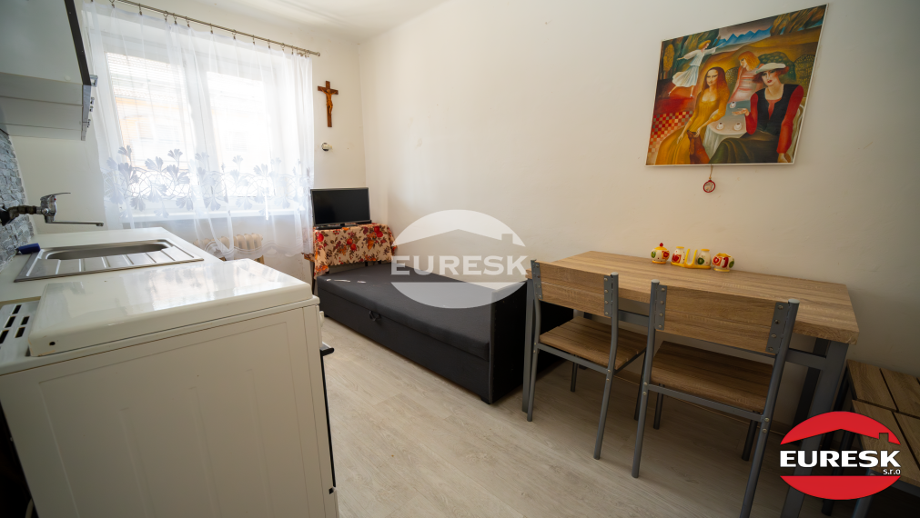 Veľkometrážny 2-izbový byt s balkónom v tehlovom dome – ideálny na modernú rekonštrukciu.