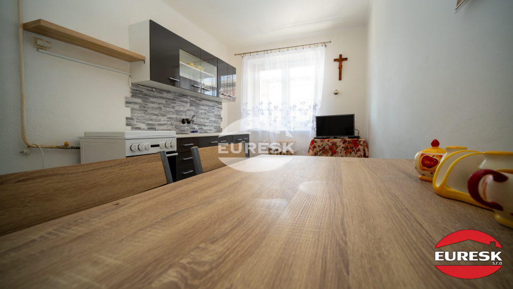 Veľkometrážny 2-izbový byt s balkónom v tehlovom dome – ideálny na modernú rekonštrukciu.