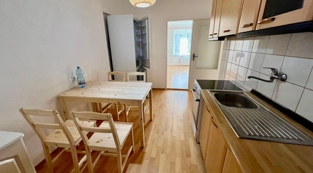 Prenájom priestranného 2-izbového bytu na Krátkej ulici v Humennom.