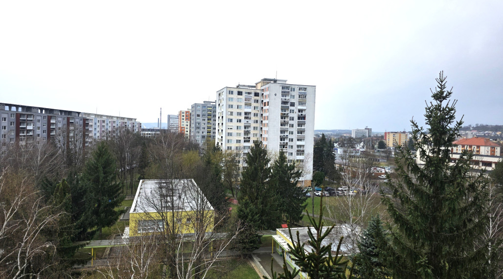 Na predaj: priestranný 4-izbový byt s dvomi lodžiami – ul. Třebíčska, Humenné