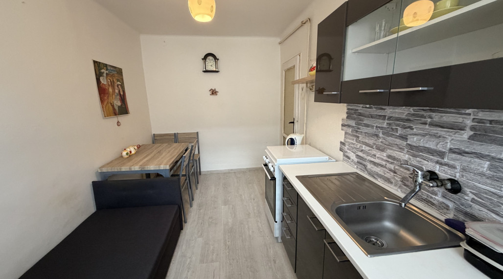 Veľkometrážny 2-izbový byt s balkónom v tehlovom dome – ideálny na modernú rekonštrukciu.