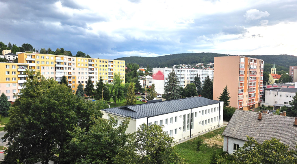 Na predaj priestranný 3-izbový byt s lodžiou– Humenné, ul. Čsl. Armády