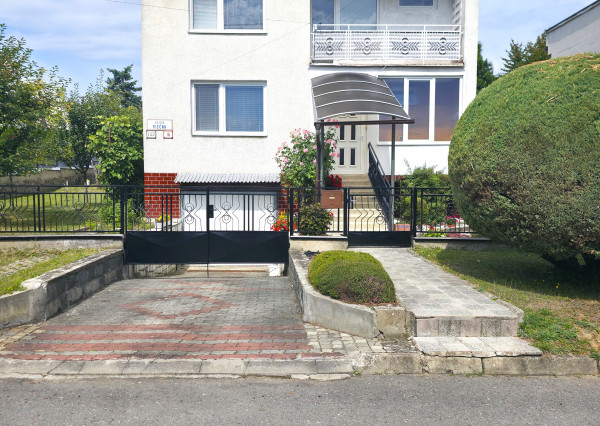 Na predaj: Priestranný dvojpodlažný rodinný dom v tichej lokalite – ulica Riečna, Humenné