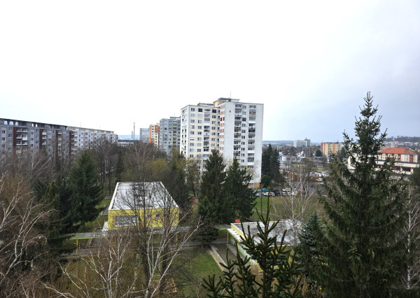 Na predaj: priestranný 4-izbový byt s dvomi lodžiami – ul. Třebíčska, Humenné