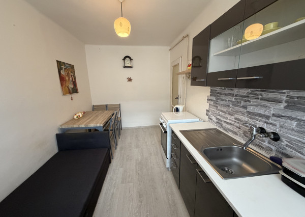 Veľkometrážny 2-izbový byt s balkónom v tehlovom dome – ideálny na modernú rekonštrukciu.