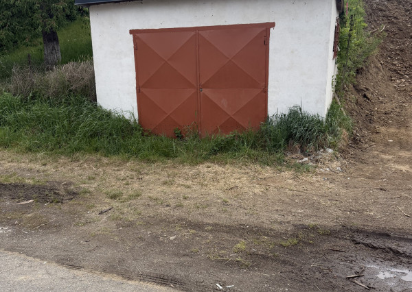 Garáž na Valaškovskej ulici v Humennom – parkovanie, dielňa aj sklad.