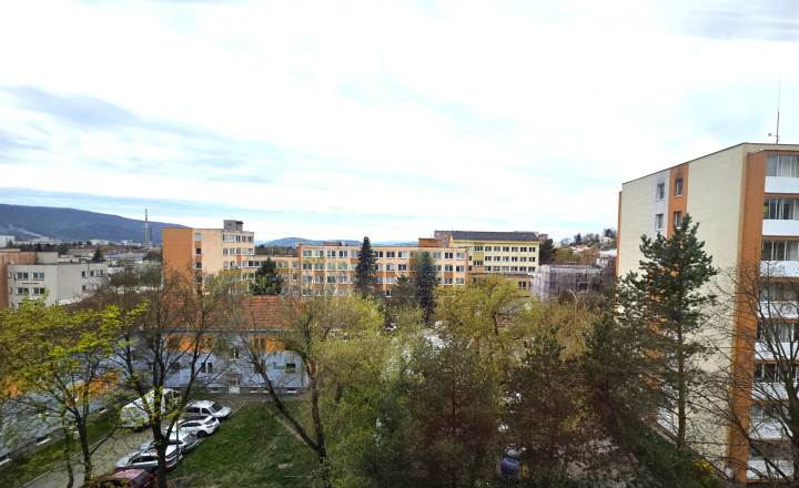 Na predaj: 3-izbový byt priamo v centre mesta Humenné – ul. Kukorelliho - fotografia 1