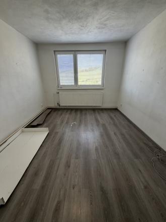 NA PREDAJ – 3-IZBOVÝ BYT PO REKONŠTRUKCII | KOŠAROVCE - fotografia 2