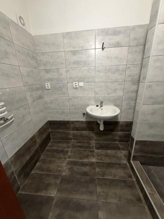 NA PREDAJ – 3-IZBOVÝ BYT PO REKONŠTRUKCII | KOŠAROVCE - fotografia 5