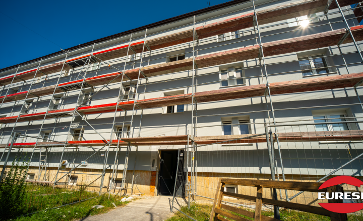 Veľkometrážny 2-izbový byt s balkónom v tehlovom dome – ideálny na modernú rekonštrukciu. - fotografia 1