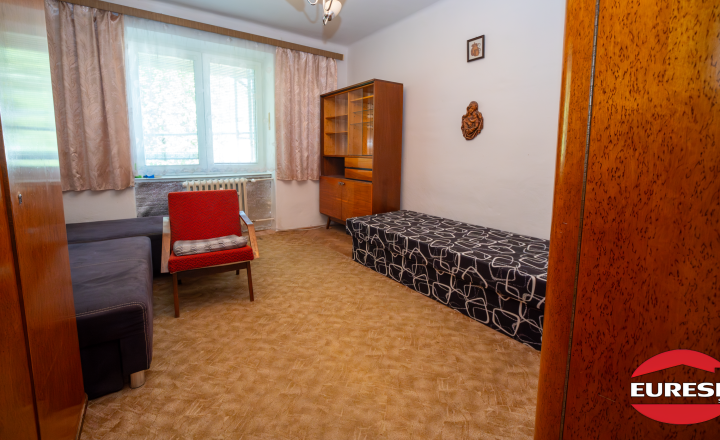 Veľkometrážny 2-izbový byt s balkónom v tehlovom dome – ideálny na modernú rekonštrukciu. - fotografia 4