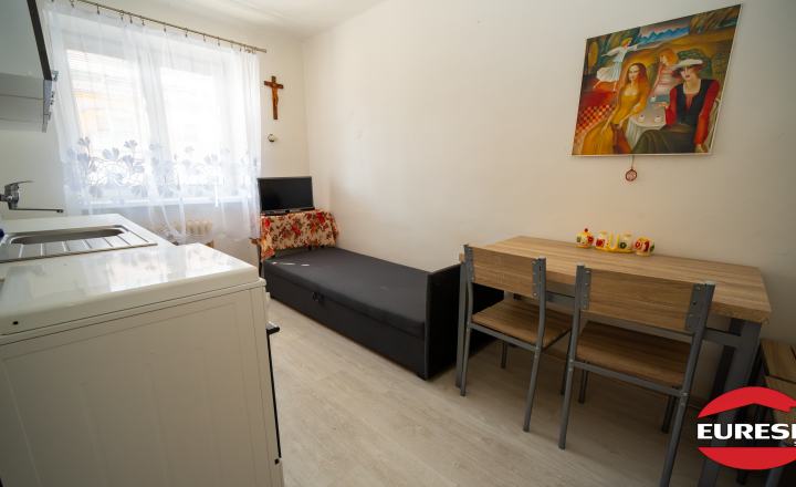 Veľkometrážny 2-izbový byt s balkónom v tehlovom dome – ideálny na modernú rekonštrukciu. - fotografia 7