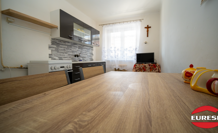 Veľkometrážny 2-izbový byt s balkónom v tehlovom dome – ideálny na modernú rekonštrukciu. - fotografia 9
