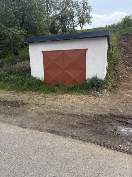Garáž na Valaškovskej ulici v Humennom – parkovanie, dielňa aj sklad.